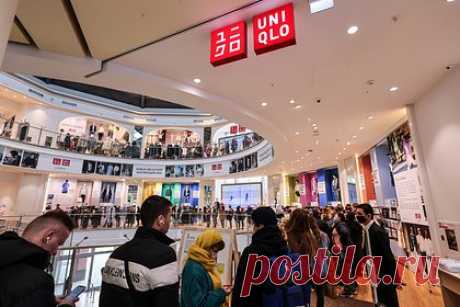 Стало известно о сокращении сети Uniqlo в России. Японский ретейлер одежды Uniqlo сообщила персоналу, что магазины, временно остановившие работу в России, необходимо готовить к полному закрытию. Представитель сети рассказал, что менеджеров вызвали в некоторые магазины, чтобы собрать с витрин одежду и подготовить ее к вывозу.