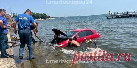 В Керчи автомобиль съехал с набережной в море | Pinreg.Ru