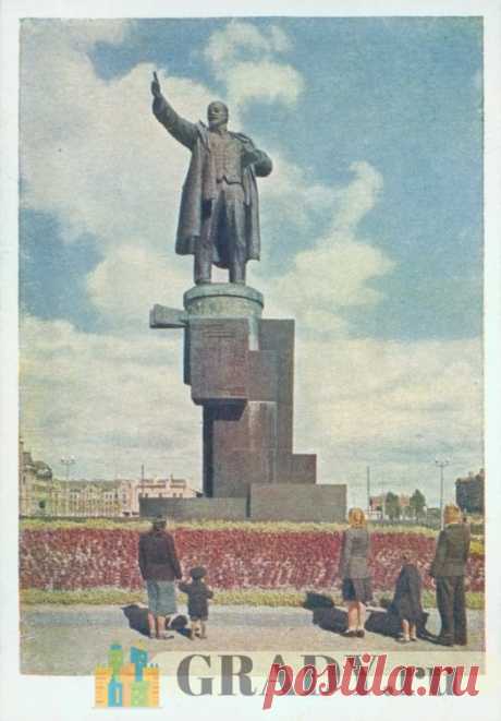 Санкт-Петербург, Россия - Памятник Ленину у Финляндского вокзала - 1951-й год - г3954 | GRADY.ru