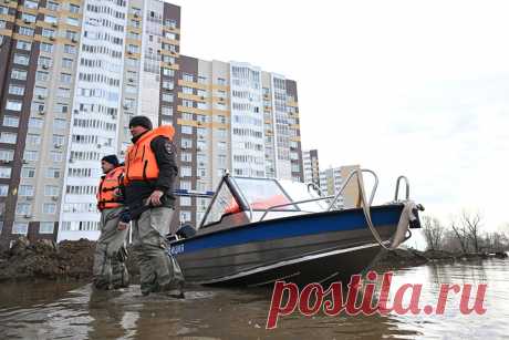 Власти Орска предупредили о возможном повторном затоплении города. На границе с Казахстаном произошел перелив через дамбу.