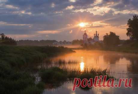 Рассвет у реки фото