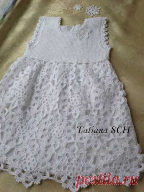 Нарядное платье для девочки крючком.Схема здесь https://labhousehold.com/crochet-baby-dress-4.html