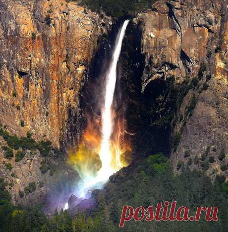 Водопад Horsetail Fall представляет собой два ниспадающих потока высотой около 480 м. Общая высота водопада 650 метров. Самое удачное место для съемки – северная дорога ведущая к долине Йосемити, к востоку от горы Эль Капитан