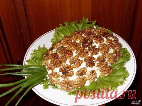 Салат &quot;Ананас&quot; 
https://povar.ru/recipes/salat_ananas-7324.html

Салат &quot;Ананас&quot; - кулинарный рецепт на Повар.ру
Рецепт приготовления салата из куриного филе, сыра, кусочков ананасов, репчатого лука и грецких орехов.