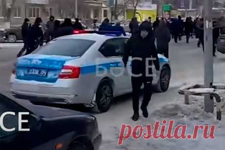 Протестующие в Казахстане начали прямые столкновения с полицией. В казахстанском городе Актобе начались прямые столкновения между полицейскими и недовольными ситуацией с ценами на газ для машин. На кадрах с места событий видно, как некоторые протестующие нападают на сотрудников правоохранительных органов, однако другие протестующие пытаются разнять локальные конфликты.