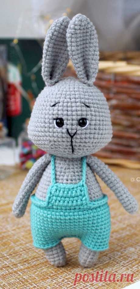 PDF Мини Зайка крючком. FREE crochet pattern; Аmigurumi animal patterns. Амигуруми схемы и описания на русском. Вязаные игрушки и поделки своими руками #amimore - зайка в штанишках на лямках, заяц в комбинезоне, зайчик, кролик, зайчонок, крольчонок.