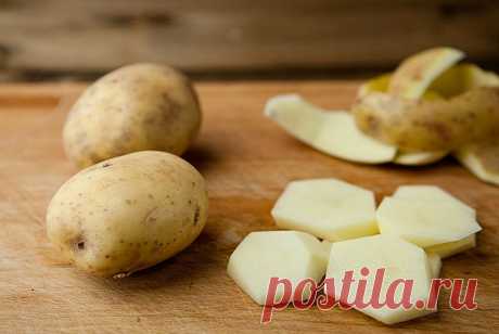 Это натуральное средство омолаживает и избавляет от пигментных пятен Сырой картофель является источником антиоксидантов и витамина С. Это настоящая находка, которой не стоит пренебрегать. 5 замечательных способов использования картофеля для ухода за своей красотой: 1...