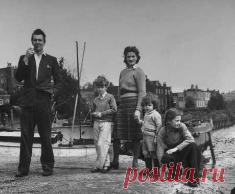 1946. Июнь. Актер Майкл Редгрэйв с женой Рэйчел Кемпсон и детьми Корином, Линн и Ванессой на берегу Темзы около их дома.