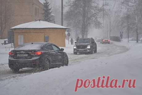 Сбивший пять человек на остановке в Москве водитель объяснился. Водитель «Нивы» Алексей Конов, сбивший пять человек на остановке в Москве, объяснился и заявил, что его автомобиль занесло после сильного снегопада. Всех пострадавших увезла скорая помощь. По словам 22-летнего водителя, он очень переживает из-за аварии. На месте работают экстренные службы.