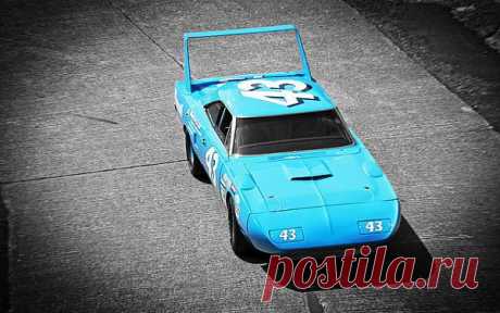 Plymouth Superbird - спортивный автомобиль, выпускавшийся в 1970 году компанией Plymouth. По сути, являлся высокомодифицированной &quot;смеси&quot; Plymouth Road Runner и Dodge Charger Daytona. Superbird разрабатывался для гонок серии NASCAR, а если быть точнее, заменить 1969 Dodge Charger Daytona. Одним из основных мотивирующих факторов создания такого автомобиля было &quot;заманить&quot; отличного пилота Ричарда Петти  обратно в Plymouth, который станет на Superbird неоднократным победителем в