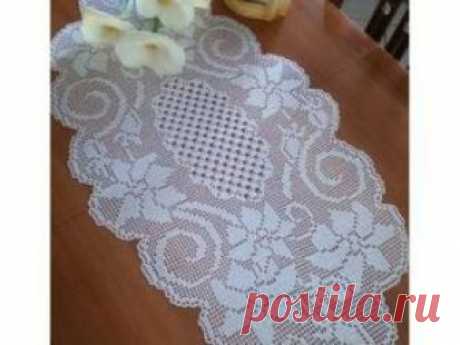 Elegant Floral Motif Filet Crochet Table Center (Photo) - Crochet Filet