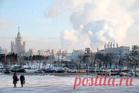 Вильфанд пообещал москвичам оттепель в первые дни января. В Москве январь начнется с потепления и оттепелей. Такую погоду пообещал жителям столицы научный руководитель Гидрометцентра России Роман Вильфанд, его цитирует ТАСС. По словам метеоролога, температура воздуха в первый день 2022 года будет выше нормы на четыре градуса и составит минус 1-6 градусов.