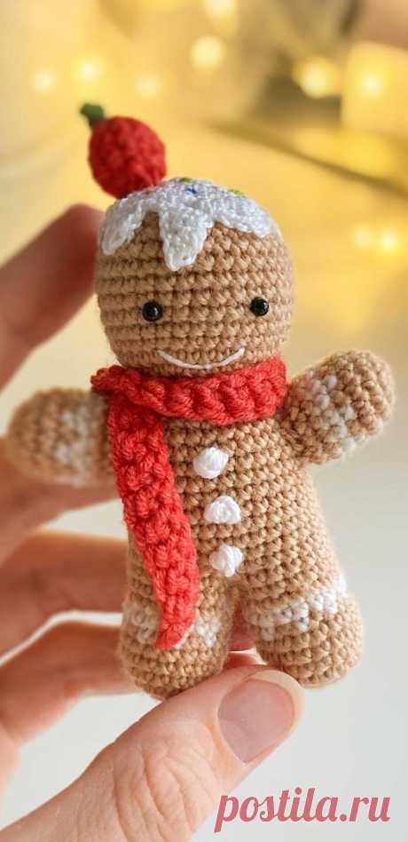 PDF Пряня крючком. FREE crochet pattern; Аmigurumi doll patterns. Амигуруми схемы и описания на русском. Вязаные игрушки и поделки своими руками #amimore - маленький пряничный человечек к Новому году, кукла, пупс, куколка, Рождество, печенье, печенька.