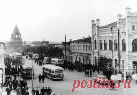 Ул. Советская, перекрёсток с переулком Достоевского, множество автобусов ЗиЛ на конечной остановке Центральный рынок. Фотография 1950–60-х годов?