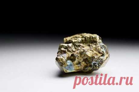 Древнейший алмаз возрастом 3,6 млрд лет нашли в Якутии Кимберлитовая трубка Удачная находится в Якутии. Она не раз удивляла редкими находками. Сейчас в добытых там породах обнаружили уникальный алмаз, возраст которого делает его самым древним из известных на данный момент в мире.Ученые определили, что возраст алмаза около 3,6 миллиарда лет....