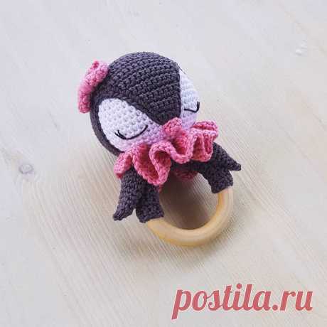 PDF Погремушка Пингвин крючком. FREE crochet pattern; Аmigurumi bird patterns. Амигуруми схемы и описания на русском. Вязаные игрушки и поделки своими руками #amimore - пингвин, птица, птичка, погремушка.