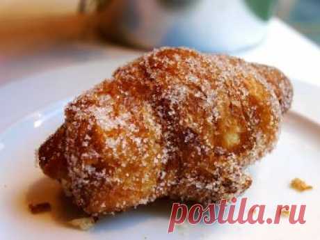 Traditional Catalan recipes: Xuixos Xuixo, or as it is known in Castilian “Chucho”, is typical Catalan dessert created in the city of Girona, Spain. This viennoiserie pastry is cylindrical-shaped, filled with crema catalana. The pastry is deep fried and covered in crystallized sugar.

The legend
There is a legend about the inventio