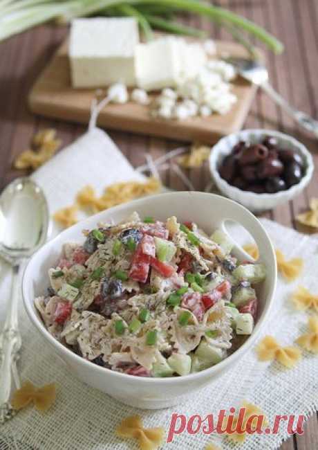 Греческий салат с макаронами

Ингредиенты:
200-250 г пасты (в оригинале фарфалле (бантики))
1 огурец, нарезать
Показать полностью…