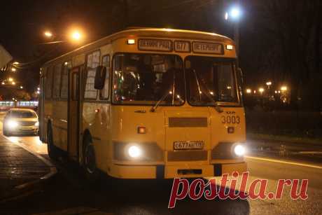 По ночным улицам Петербурга ездит легендарный автобус - "Луноход" | Необъятная Родина | Яндекс Дзен