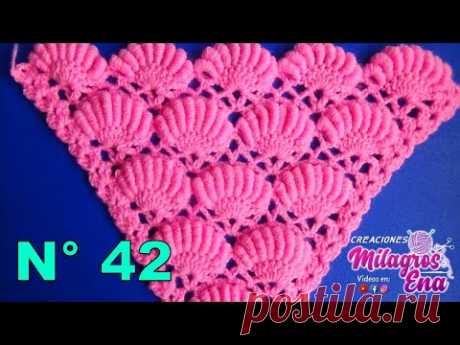 Chal Punto N° 42 tejido a crochet en forma triangular en V o en punta en punto abanicos de rococó