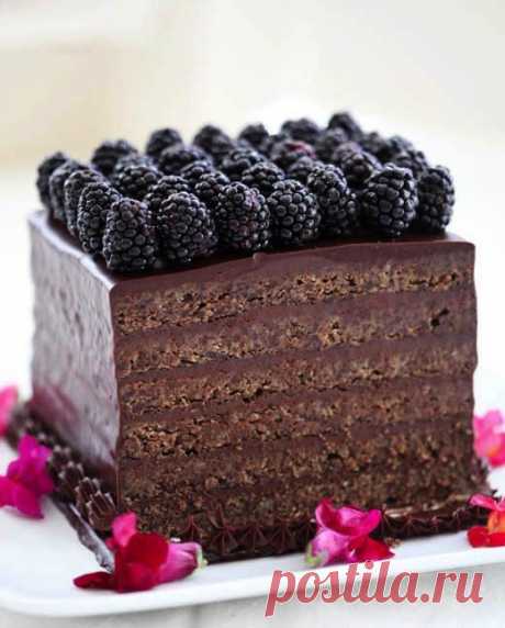 Шоколадно-миндальный торт с ежевикой.