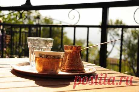 Все о турецком кофе | Журнал "JK" Джей Кей Мы привыкли воспринимать кофе из турки как что-то обыденное: многие готовят его каждое утро. Вот только кофе из турки, он же по-турецки — это целая культура, которая зародилась более 500 лет назад. Разбираемся, как кофе попал в Турцию, какие ритуалы с ним связаны и как правильно варить кофе в турке...