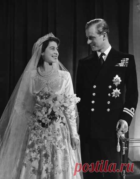 Принцесса Елизавета вышла замуж за принца Филиппа 20 ноября 1947 года в Вестминстерском аббатстве. Свадебное платье будущей королевы Англии было разработано Норманом Хартнеллом. В качестве аксессуаров Елизавета использовала жемчужные ожерелья, принадлежавшие королеве Анне и королеве Каролине, диадему и изысканный 4-метровый шлейф.
