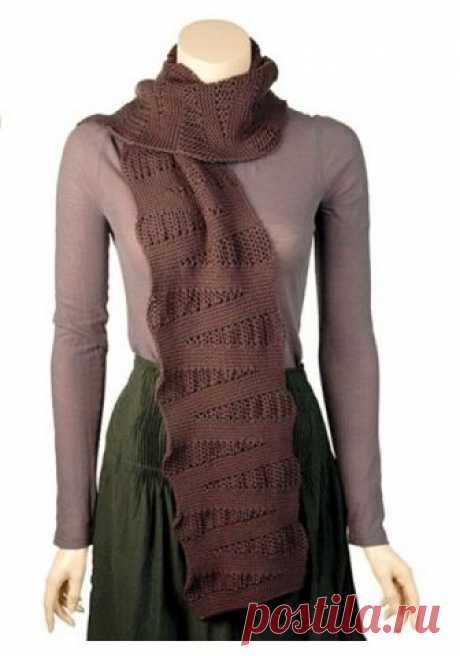 Неординарный вязаный шарф wedge Вязаный шарф Wedge с диагональными полосами смотрится благородно и оригинально. Вязать такой шарф просто: достаточно знать лицевые и изнаночные петли. Размер  Приблизительно 7 1/2” в ширину и 68” в длину.