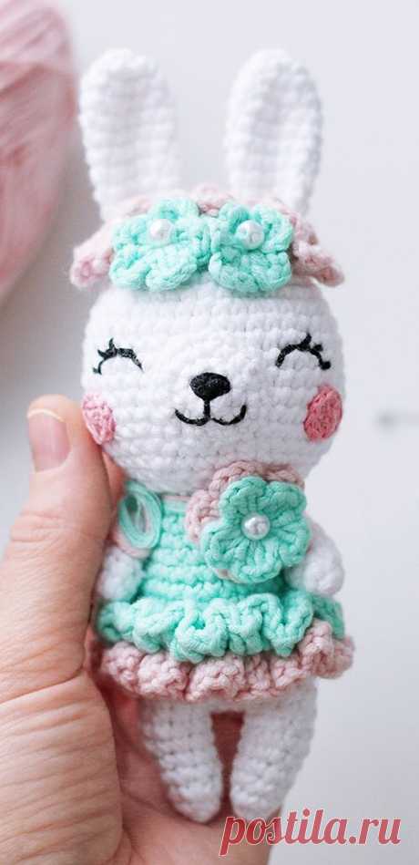 PDF Весенняя Зайка крючком. FREE crochet pattern; Аmigurumi animal patterns. Амигуруми схемы и описания на русском. Вязаные игрушки и поделки своими руками #amimore - заяц, зайчик, кролик, зайчонок, зайка, крольчонок.