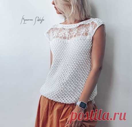 Топ от komarova_knit
https://www.instagram.com/komarova_knit/

Материалы:
Пряжа fibranatura Papyrus хлопок 78% / шёлк 22% 120м/50 гр. Расход 5 мотков.
Кружево любое на ваш вкус , ширина . 11 см , расход 1 метр (лучше взять с запасом).
Спицы 3,5

Футболка связана узором "Ежевика"
Схема есть в карусели
Описание узора "Ежевика"
Набираем на спицы количество петель кратное 4+2 кромочные
1-й ряд: все петли изнаночные;

2-й ряд: кромочная, *из 1 петли вывязать 3 петли, 3 петли пр...