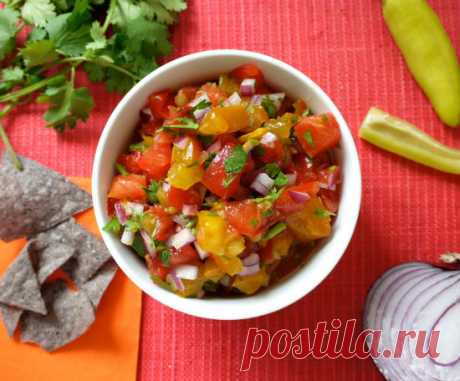 10 лучших рецептов сальсы 



Сальса — традиционный мексиканский соус. Чаще всего сальса изготавливается из отваренных и измельченных томатов или томатильо (один из видов физалисов) и/или чили, с добавлением листьев кориандра,…