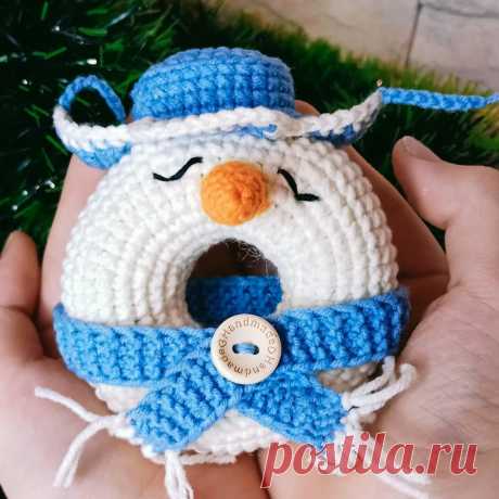 PDF Снегопончик - Новогодний снежок крючком. FREE crochet pattern; Аmigurumi animal patterns. Амигуруми схемы и описания на русском. Вязаные игрушки и поделки своими руками #amimore - пончик в виде снеговика к Новому году, маленький снеговичок, ёлочное украшение, игрушка на ёлку.