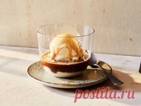 Аффогато: Кофе с мороженым Десерт Аффогато из мороженого, утопленного в эспрессо, является одним из самых восхитительных современных итальянских блюд. Мороженое может быть ванильным или шоколадным, или каким угодно. Магия аффогато заключается в том, что вы получаете два удовольствия в одном: охлаждающий десерт и кофе в одной