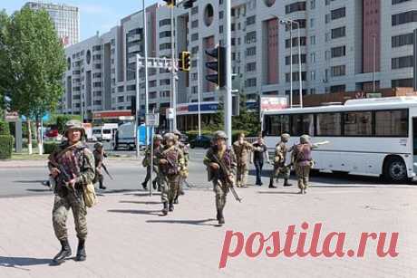 Захватчик банка в Астане приставил пистолет к голове одной из заложниц. Захватчик отделения Kaspi Bank в Астане схватил одну из заложниц и приставил пистолет к ее голове. Отмечается, что на мужчине, предположительно, надет полицейский бронежилет. Правоохранителям удалось также выяснить личность захватчика. Им оказался 30-летний Алихан Мурадов, имевший проблемы с кредитом.