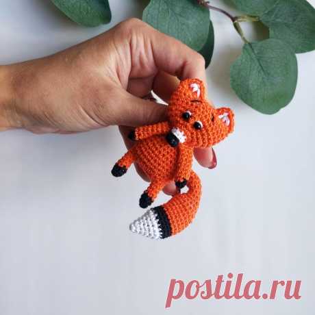 PDF Брошь Лиса крючком. FREE crochet pattern; Аmigurumi animal patterns. Амигуруми схемы и описания на русском. Вязаные игрушки и поделки своими руками #amimore - маленькая брошь в виде лисы, лисица, лисёнок, лисичка.