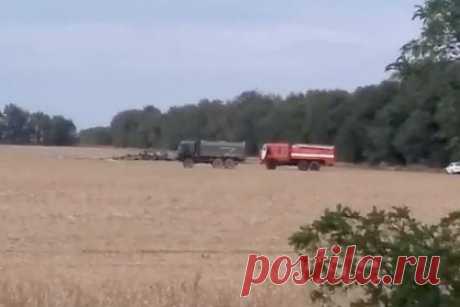 Появилось видео с возможным падением военного самолета в Крыму. В сети появились кадры с возможным падением военного самолета в Крыму. Видео опубликовала Baza. На записи, снятой местными жителями, видно, как горящий самолет падает и скрывается за частными жилыми домами. Пилот, вероятно, смог катапультироваться. По информации «112», упал истребитель Су-35.