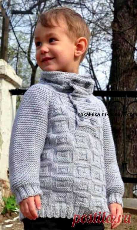 В гардеробе мальчика пуловер крайне востребован: в нем можно ходить в школу и на кружки, играть во дворе