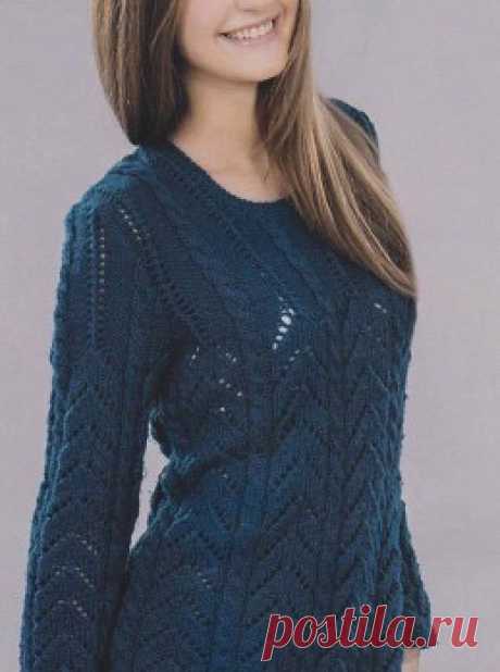 Вязание крючком и спицами - Синий пуловер с ажурным узором и косами
