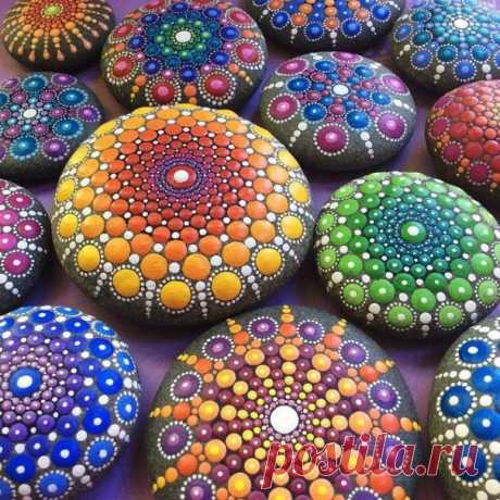 Художница рисует на камнях тысячи крошечных точек, создавая красочные мандалы