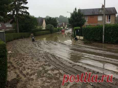 Сильные дожди вызвали внезапные наводнения на севере Франции На севере Франции были эвакуированы десятки семей после проливных дождей, вызвавших наводнения и оползни.  В результате мощного ливня, длившегося в