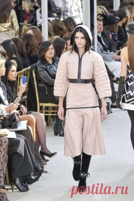 Воздушная Кендалл Дженнер (Kendall Jenner) на Chanel Fashion Show 2016 в Париже