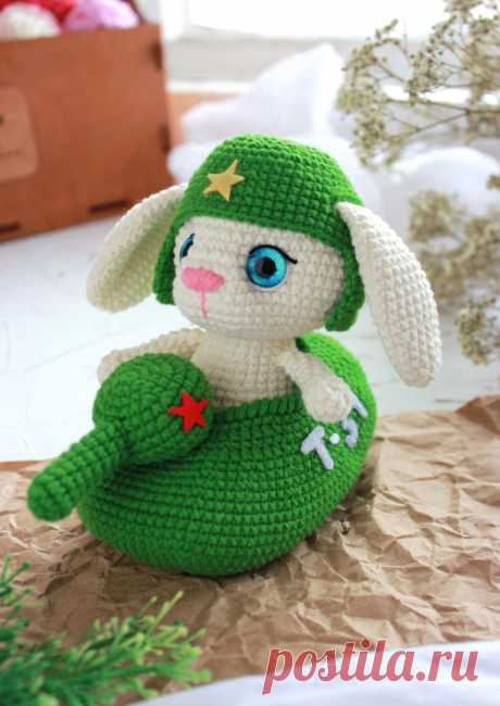 PDF Зайчик Танкист крючком. FREE crochet pattern; Аmigurumi animal patterns. Амигуруми схемы и описания на русском. Вязаные игрушки и поделки своими руками #amimore - зайка в танке, заяц, зайчик к 23 февраля, кролик, зайчонок, крольчонок.