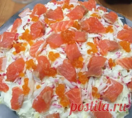 Салат «Самоцветы»🦀🧀🥚🥔 
 
Один из самых вкусных майонезных слоеных салатов из всех придуманных когда-либо. 🤤