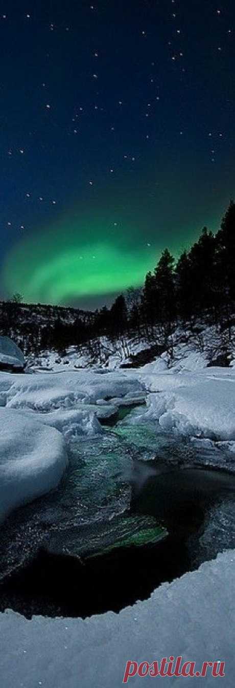 Northern Lights and Tennevik river in Troms, Norway • photo: Arild Heitmann on Flickr | Janet Krawitz приколол(а) это к доске Snow and Winter