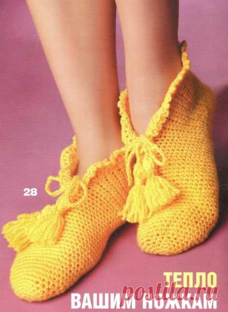Как связать крючком тапочки. How to tie a hook slippers | Домоводство для всей семьи.