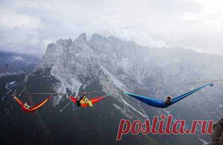 Ежегодный слет канатоходцев-экстремалов в итальянских Альпах
