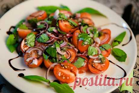 Салат с помидорами, базиликом и красным луком
