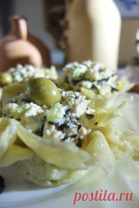 Салат с тунцом в сырной корзиночке - кулинарный рецепт.