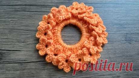 Love! Super easy crochet flower hair scrunchies. Beginner friendly.