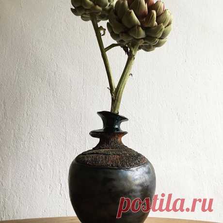 Artichoke is such a dope flower and it fits Chaliapin vase so good.. #instapottery #interiordesign #vase  #ceramics #керамикаручнойработы #rusticdecor #loftdesign #artichoke #утробезсуеты